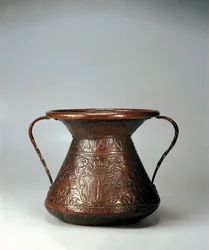 Amphora két markolattal dombornyomott rézből, Abruzzo régió címerével