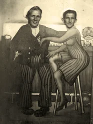 Árkádfotó két amerikai tengerészről, 1939 körül (f/w fotó)