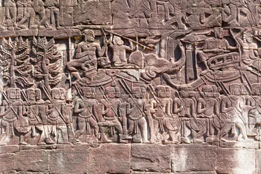 Bas domborművek a Bayon-templom nyugati oldalán, amelyek khmer katonákat ábrázolnak felvonuló, Angkor régészeti lelőhely, Kambodzsa (fotó)