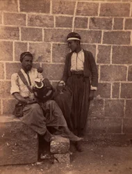 Bejrúti limonádéárusok. Charles Lallemand (1826-1904) fotográfiája a "Szíria, jelmezek, utazások és tájak" című kötetben. 1865. Magángyűjtemény.