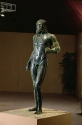 Bronz katona, előkerült a tengerből Riacében, Szicíliában, Kr.e. 5. században
