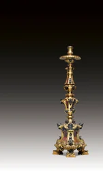 Gyertyatartó Ámor maszkokkal és mellszobrokkal tekercselt alapon, Róma, 1700 körül