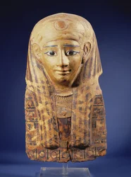 Cartonnage múmia fejfedő lappet parókával, szemek obszidiánnal és alabástrom kirakással, egyiptomi, késői időszak (i. e. 644-332)