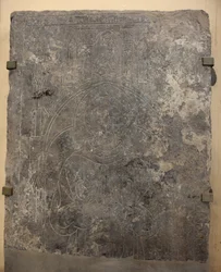Katedrális gyűjtemény. Kőlemez töredéke. Dombormű. Egyházi tisztviselő. Eredeti templom (Tournai Saint-Quentin. XIII. század vége. Részlet.