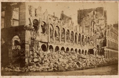 Paris Commune (1871): a Pénzügyminisztérium képe az 1871. májusi tűzvész után. Fényképészet. Nyomtatás kartonra Dim. 10x6,9 cm