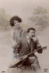 Pár virágokkal és spanyol gitárral, Franciaország, 1910 körül (képeslap)
