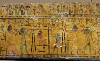 Egyiptom: Khonsoure szarkofágjának részlete, amely Nut istennőt és az elhunyt lelkének súlyát ábrázolja. Mediterrán Régészeti Múzeum, Marseille