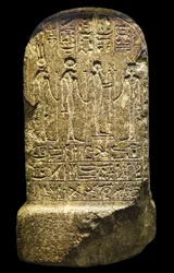 Egyiptomi antikvitás: térdelő Paser töredékes sztelefor szobra, New Empire