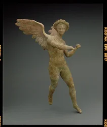 Erósz repül, a kis-ázsiai Myrinában készült figura, görög, hellenisztikus időszak, ie 150-100 körül (terrakotta)