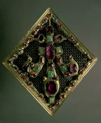 A Fleur-de-lys kapocsról hagyományosan azt mondják, hogy IX. Lajos francia király (Szent Lajos) (1215-70) 1365-67 körül (arany és értékes ékszerek)