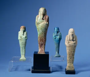 Négy zöld vagy kék mázas shabti figura, három vízszintes hieroglifa feliratú sávokkal, egyiptomi, a Kr.e. 7-3. századból