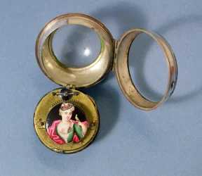 Francia zsebóra konzollal, amelyen egy lány és egy kanári zománcozott portréja látható, ezüst tokba zárva, J.Jacque Andre Bosset, 1700 körül