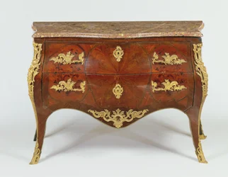 Francia szerpentin komód aranyozott bronz tartókkal és márványlappal, 1740 körül