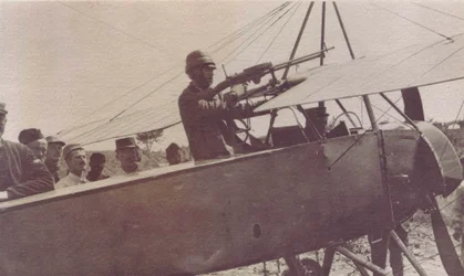 Francia katonák egy repülőgép géppuskája körül - 1915