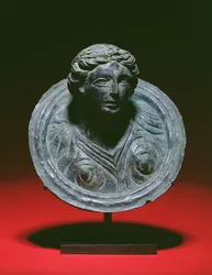 Gallo-római repous rátétes kör alakú női mellszobor, Kr.u. 2-3. századi (bronz)
