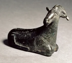 Üreges öntött kecskefigura, kelet-görög, archaikus korszak, ie 550 körül (ólommal töltött bronz)