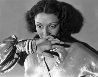 Hollywood, California: 1932 körül Közeli kép egy fiatal nőről, aki ijedten eltakarja a száját. (f/w fotó)