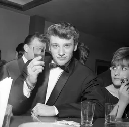 Johnny Hallyday koktélt iszik a bárban, Cortina d