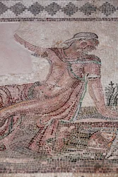 Nárcisz a tükörképét nézi egy vízmedencében - Paphos mozaikok, Dionüszosz háza - Kr.u. 2. század vége - Ciprus - Nárcisz szemlélődése egy medence felett - Paphos mozaikjai, Dionüszosz háza - II. sciecle ap JC - UNESCO Telephely, Ciprus