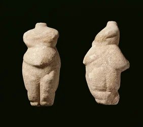 Neolit Steopagus Lady, elöl- és oldalnézet, Avaritsa (Meliteia) Thesszáliában, Görögországban, ie 6000-5200 (márvány)