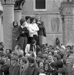 ALBINO LUCIANI bíborosra (I. János Pál, I. János Pál) NÉZŐ EMBEREK VI. PAOLO PÁPÁVAL (VI. Pál) Velencében - 1972