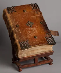 Plébániai múzeum. Misekönyv latinul. Zárva. Joachim Ballester metszetei. Papír és bőr. 18. század.