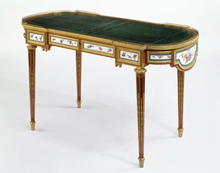 1778-ban készült porcelán íróasztal, amelyet Mária Fedorovna orosz császárné számára készített Martin Carlin