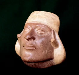 Kolumbiai előtti művészet, mochica civilizáció: férfifejet ábrázoló terrakotta váza - Kr.e. 200-i.sz. 700 - Lima, Nemzeti Antropológiai és Régészeti Múzeum, Peru - Kolumbusz előtti művészet, Moche civilizáció