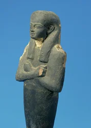 Ptah-Sokar-Osiris figura háromoldalú parókával és keresztbe tett karokkal, egyiptomi, 21-22. dinasztia, Kr.e. 900 körül (fa) (83306 részlet)
