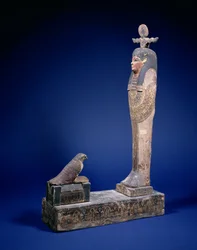 Ptah-Soker-Osiris figura doboztalapzaton álló szarkofág felé fordulva Hórusz sólyom, temetkezési tárgy, egyiptomi, Ptolemaioszi korszak, kb. ie 200 (polikróm fa)