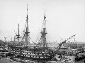 A háború előtti kötélzet újratelepítése a HMS Victory-n, Portsmouth Harborban