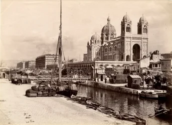 Vallási építészet: Leon Vaudoyer (1803-1872) építész tervei alapján 1852 és 1893 között épült Sainte Marie Maggiore (Sainte-Marie-Maggiore) bazilika székesegyházának külső képe. Marseille, Bouches du Rhone (13), a bég cenotípusa