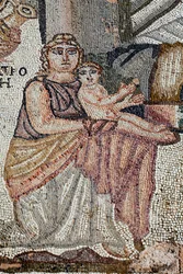 Az újszülött Akhilleusz ábrázolása ápolónőjével, Anatrophe-val - Részlet az Achilles első fürdőjét ábrázoló panelről - Paphos mozaikok, thesus villája Kr.u. 5. század - Ciprus - Achilles nouveau ne avec sa nourrice, Anatrophe - Részlet a