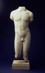 Fiatal alakot ábrázoló római férfi torzó, egy Kr.e. 5. századi poliklitán bronz eredeti (elölnézet) Kr. u. 01. század körül (pári márvány) után (lásd még: 90527)