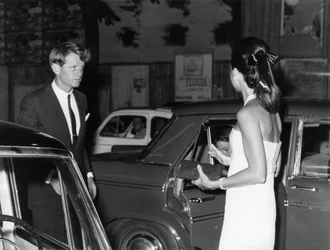 Robert Kennedy szenátor feleségével. Via Veneto. Róma. 1966.