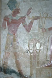 I. Seti tömjént kínál Hórusznak, I. Seti temploma, Egyiptomi Újbirodalom, XIX. dinasztia, ie 1318 körül (polikróm dombormű)
