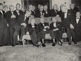 Sir Winston Churchill és Dwight D. Eisenhower a Winfield House-ban, az amerikai nagykövet londoni otthonában tartott vacsorán