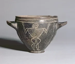 „Skyphos” csésze bekarcolt harcos figurával, etruszk, ie 650-625 körül (impasto edény és sárga okker)