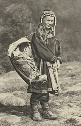 Svédország. Lapp nő hordja a babáját a rénszarvasbőr bölcsőjében. 1920