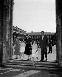 AZ ÜZLETEMBER II. HENRY FORD CSALÁDJÁVAL A VELENCEI SZENT MÁRK TÉREN (Szent Márk téren) - 1951