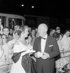 Otto Preminger rendező Lee Remick színésznővel a Velencei Lidón rendezett Nemzetközi Filmfesztiválon - 1959