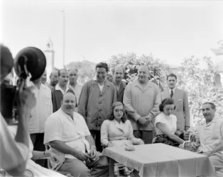 FAROUK EGYIPTOM KIRÁLYA (I. Farouk Egyiptomban, I. Farouk Egyiptomban) FELESÉGÉVEL A TORCELLÓBAN LOCANDA CIPRIANI-BAN (VELENCE) - 1951