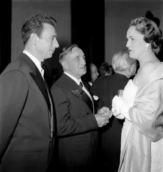 A FILMKRITIKUS GEORGES SADOUL YVES MONTAND SZÍNÉSZÉVEL ÉS POPÉNEKESÉVEL ÉS AIX LES BAINS BEGUM JEANNE ANDREJÁVAL, CANNES-BAN – 1954
