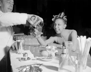 Josephine Baker popénekesnő és táncos a Velencei Lidón rendezett Nemzetközi Filmfesztiválon - 1948