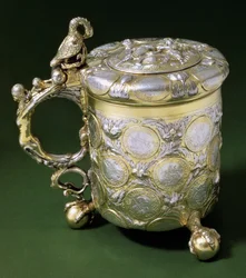 Tankard vagy Munzhumpen készlet szász „tallér” érmékkel (1547-1602), amelyet Daniel Dankmeyer, Mittau, Balkán állam, 1705 körül készítette (aranyozott csomag)