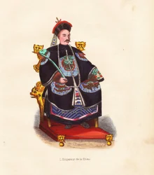 Kína császára hímzett öltözékben és pávatollas kalapban, trónján ülve. Mercier kézzel színezett fametszete Pannemaker illusztrációja nyomán, Auguste Wahlen „Mores, Uses et Costumes de tous les Peuples du Monde” című művéből, Librairie Hist