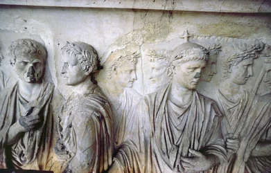 A hátsó homlokzat, antik domborműves díszítés részlete (néhány darab Augustus Ara Pacis-ból), amely római polgárok csoportját ábrázolja (kő)