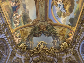 Diane Chasseresse trófeája, a Galerie doree ajtajából faragott csoport, Francois Antoine Vasse (1681-1736), 1715 körül. Banque de France. Hotel de Toulouse, egykori hotel de la Villiere, Párizs - Hotel de Toulouse, a Bank központja