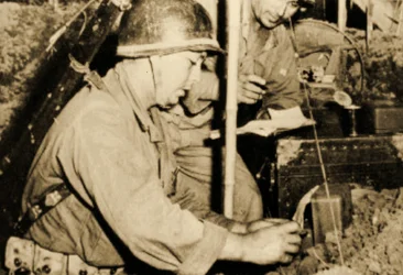 Csapatok a kommunikációs postánál, Camp Claiborne, Louisiana, 1943 (szépia fotó)