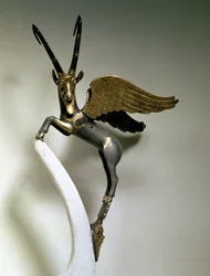 Vázafogantyú szárnyas kőszáli kecske formájában, Achaemenid-korszak, Iránból, Kr.e. 500 körül (arany és ezüst)
